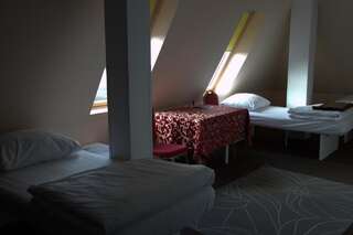 Отели типа «постель и завтрак» Villa Bella Casa Ломянки Бюджетный семейный номер с собственной ванной комнатой-3
